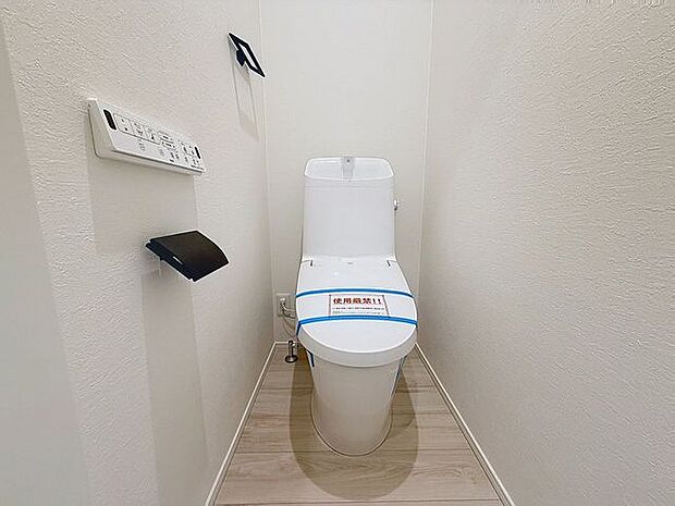 「温水洗浄便座付きトイレ」トイレは快適な温水洗浄便座付です。清潔感のあるホワイトで統一しました。いつも清潔な空間であって頂けるよう配慮された造りです。