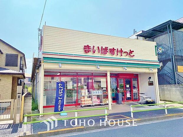 徒歩5分。まいばすけっと 西亀有1丁目店 390m
