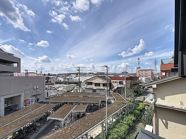 「眺望」穏やかな街並みを一望しながら、爽やかな風と柔らかく降り注ぐ陽光を感じて頂けます。