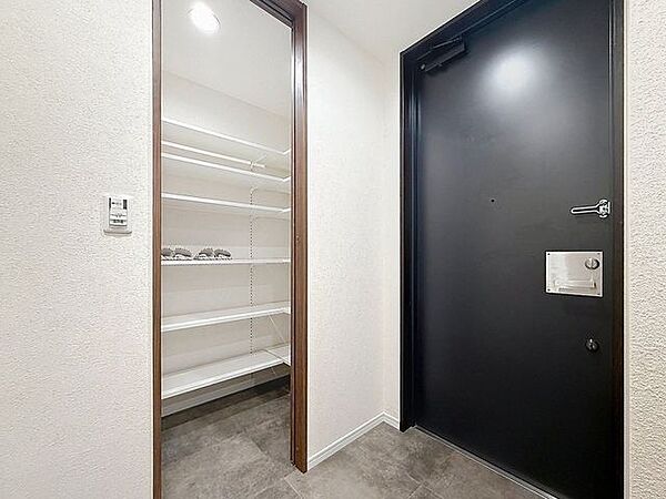 「玄関」家の中でお客様を迎える最初の場所である玄関。豊富な玄関収納で、常に綺麗に保つことが出来ます。