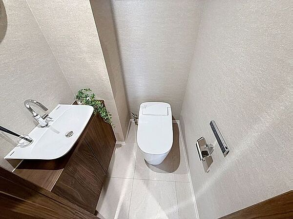 「リフォーム済・タンクレストイレ」お手入れの楽なタンクレスタイプのトイレ設備に洗面スペースもついた快適空間。ほしかった機能が揃ったウォシュレット一体型トイレです。