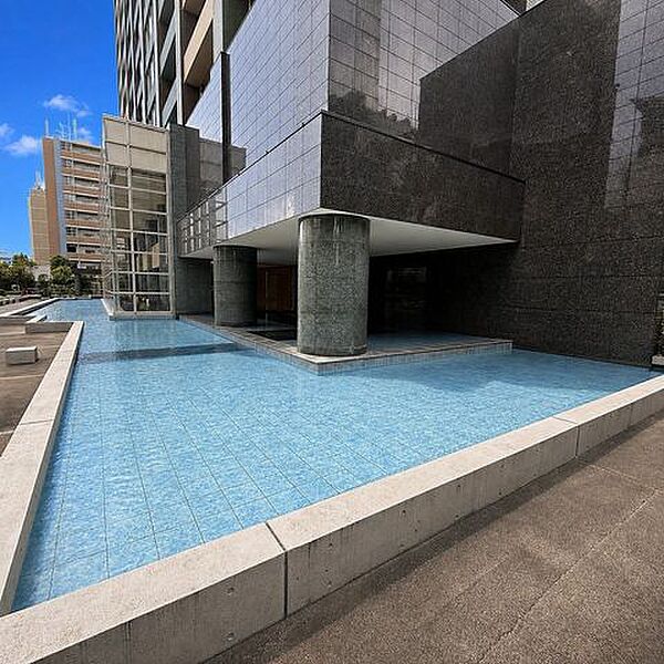「エントランス」マンションのエントランスなど共有部分は、清掃が行き届いており、キレイな状態です。管理体制がしっかりしているからこそ。