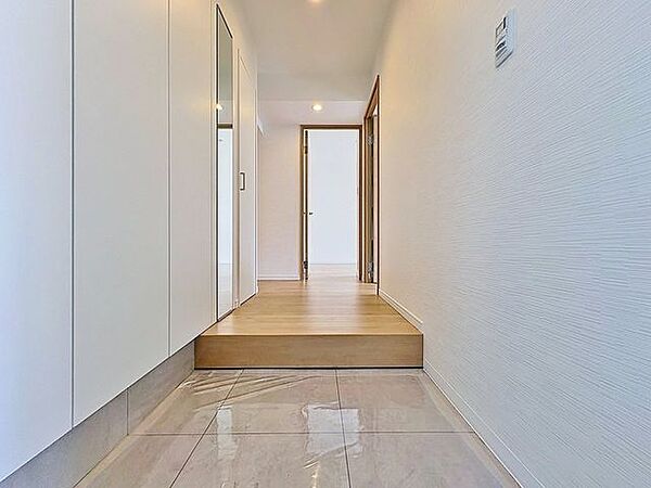 「玄関」家の中でお客様を迎える最初の場所である玄関。豊富な玄関収納で、常に綺麗に保つことが出来ます。