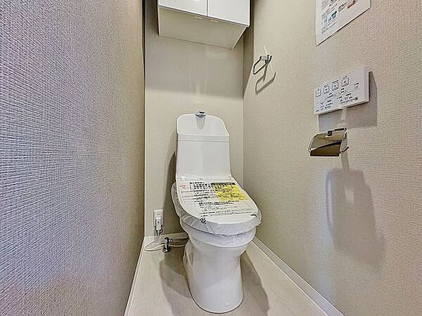 「温水洗浄便座付きトイレ」トイレは快適な温水洗浄便座付です。清潔感のあるホワイトで統一しました。いつも清潔な空間であって頂けるよう配慮された造りです。