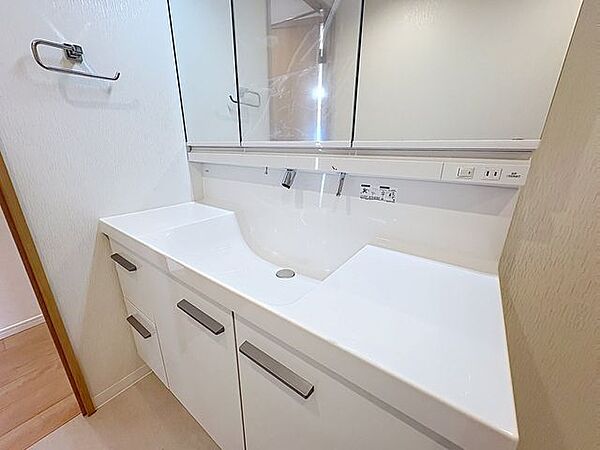 「リフォーム済・洗面台」大きな鏡で朝の準備もばっちり。収納も多く、洗剤など日用品の保管にも便利です。