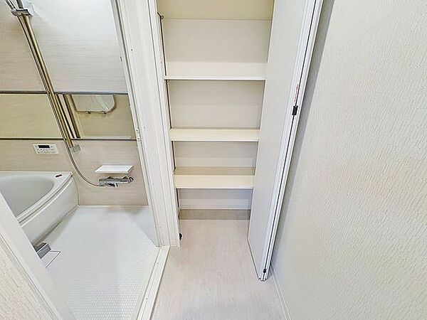 「スッキリ収納の居室」大きなクローゼットには季節ものの洋服などを収納できるので、お部屋はすっきり広々と使うことができます。