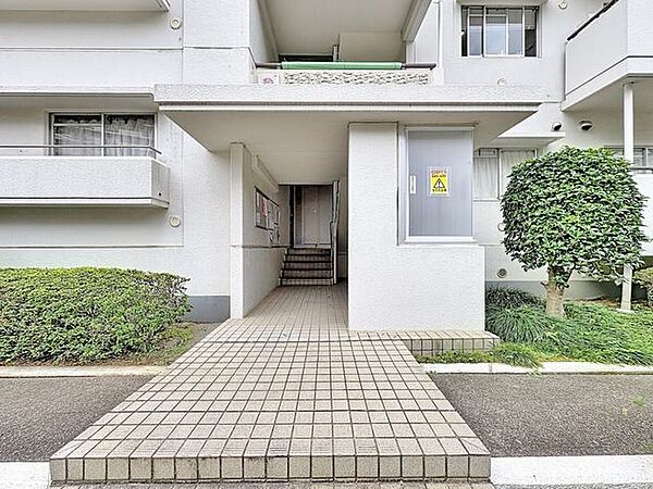 「エントランス入口」植栽もお手入れがしっかりとされており、美しい外観のポイントになっています。