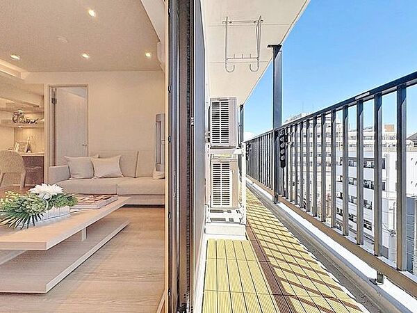 「バルコニー」バルコニーの出入りも考慮されており、通風や採光への気配りも兼ね備えております。