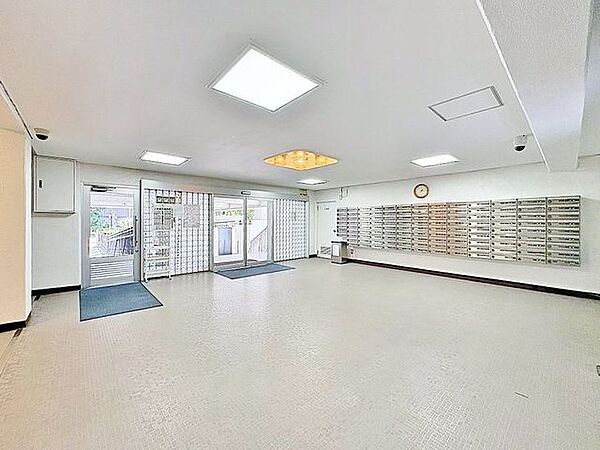「エントランス」マンションのエントランスなど共有部分は、清掃が行き届いており、キレイな状態です。管理体制がしっかりしているからこそ。