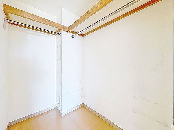 「ウォークインクローゼット」たっぷりと荷物が入るよう、ウォークインクローゼットを完備いたしました。