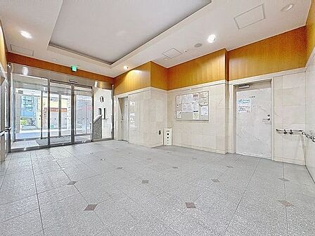 「エントランス」マンションのエントランスなど共有部分は、清掃が行き届いており、キレイな状態です。管理体制がしっかりしているからこそ。