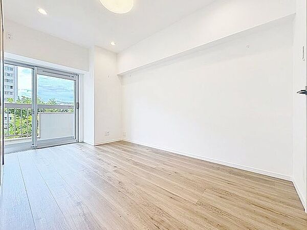 「バルコニーに面した居室」主寝室は十分な広さに加えて、快適に目覚められるよう、大きな採光窓を設けました。