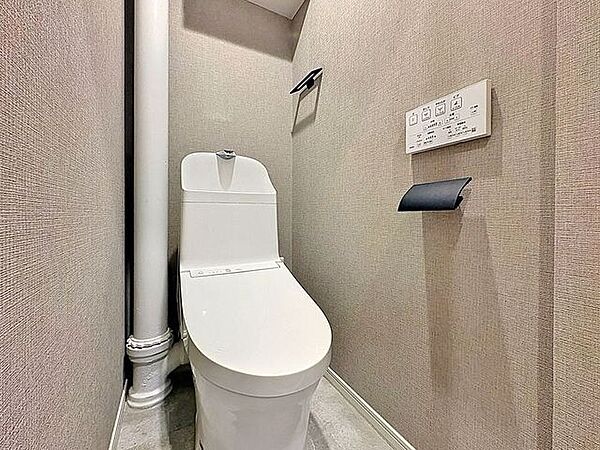 「温水洗浄便座付きトイレ」トイレは快適な温水洗浄便座付です。清潔感のあるホワイトで統一しました。いつも清潔な空間であって頂けるよう配慮された造りです。