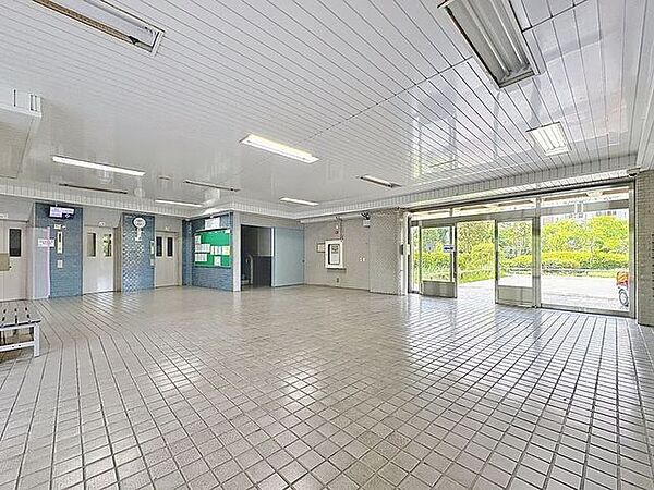 「エントランス」マンションのエントランスなど共有部分は、清掃が行き届いており、キレイな状態です。管理体制がしっかりしているからこそ。