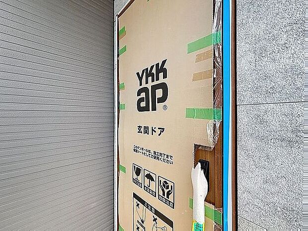 「外玄関」上質感漂う玄関へのアプローチ。家族の帰りを待ち、訪れる方を優しく迎える。そんな安らぎに満ちた生活空間を予感させる生活イメージが湧き出てきそうな物件です。
