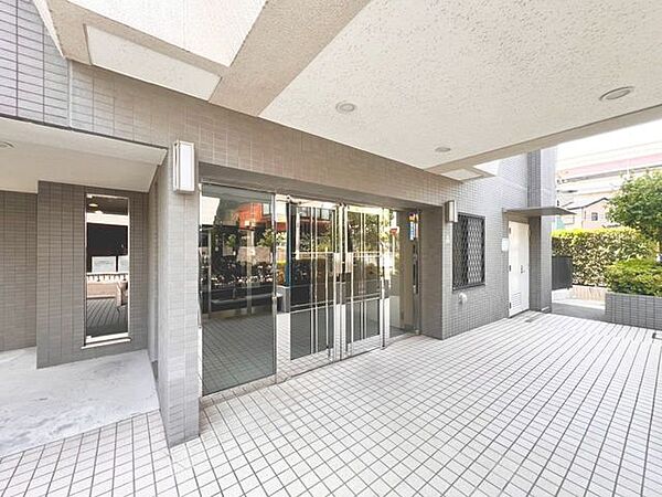 「エントランス」マンションのエントランスなど共有部分は、清掃が行き届いており、キレイな状態です。管理体制がしっかりしているからこそ。