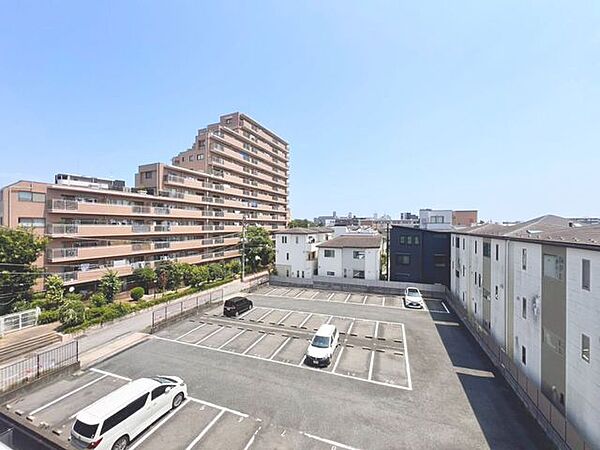 「4階からのの眺望」日々の生活にゆとりと心地良さをもたらしてくれる眺望のお部屋。ここに住まう方にのみ許される憩いの場所です。
