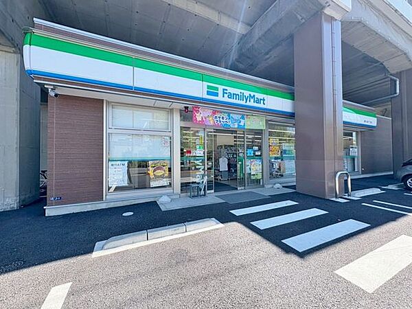 徒歩10分。ファミリーマート浦安入船六丁目店 750m