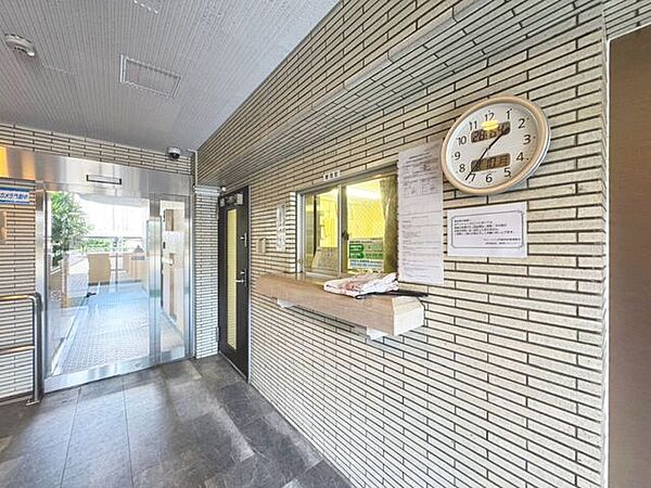 「エントランス」マンションのエントランスなど共有部分は、清掃が行き届いており、キレイな状態です。管理体制がしっかりしているからこそ。