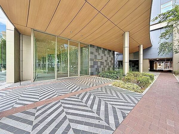 「エントランス」マンションのエントランスなど共有部分は、清掃が行き届いており、キレイな状態です。管理体制がしっかりしているからこそ。