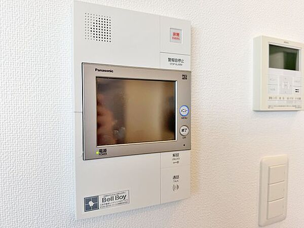 「見える安心・TVモニター付きインターホン」誰が来てもわかる様にモニター付きインターホンを設置。家事導線を考慮した個所に設置し、防犯性と利便性に優れ快適と安らぎを合わせた優しい設計。