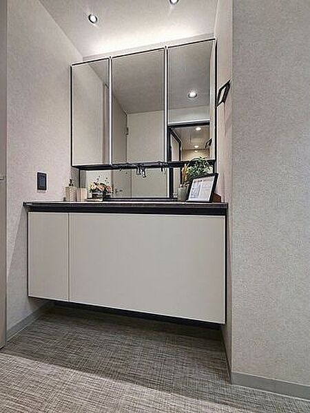 「リフォーム済・洗面台」大きな鏡で朝の準備もばっちり。収納も多く、洗剤など日用品の保管にも便利です。