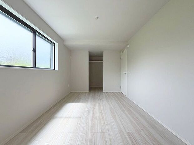 「9.8帖・居室」ホワイトの壁紙に柔らかな印象のメープルのフローリング。明るくナチュラルな心地の良い空間となっております。
