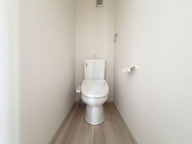 「温水洗浄便座付きトイレ」トイレは快適な温水洗浄便座付です。清潔感のあるホワイトで統一しました。いつも清潔な空間であって頂けるよう配慮された造りです。
