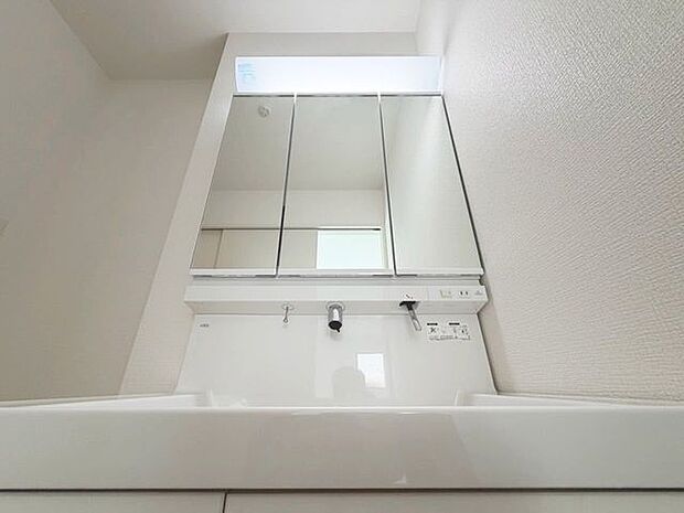 「洗面台」大きな鏡で朝の準備もばっちり。収納も多く、洗剤など日用品の保管にも便利です。