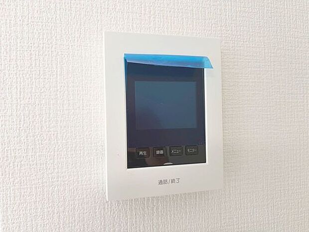 「見える安心・TVモニター付きインターホン」誰が来てもわかる様にモニター付きインターホンを設置。家事導線を考慮した個所に設置し、防犯性と利便性に優れ快適と安らぎを合わせた優しい設計。