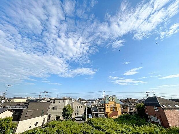 「眺望」穏やかな街並みを一望しながら、爽やかな風と柔らかく降り注ぐ陽光を感じて頂けます。