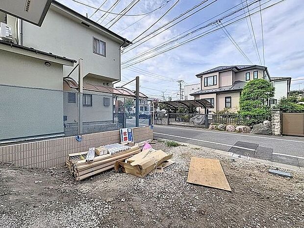 「2台駐車可能　カースペース」駐車スペースがあるので、お子様の自転車やバイク置き場にするスペースとしてもご利用いただけます。