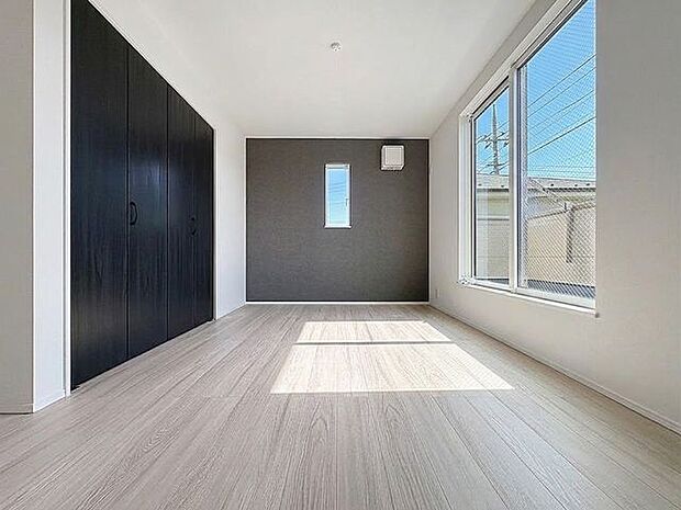 「バルコニーに面した居室」バルコニーに面しており、いつでも心地良い風と柔らかな陽光が感じられる居室です。