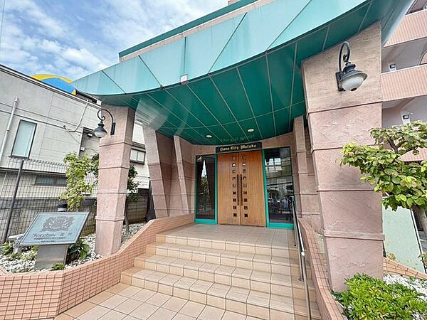 「エントランス入口」植栽もお手入れがしっかりとされており、美しい外観のポイントになっています。