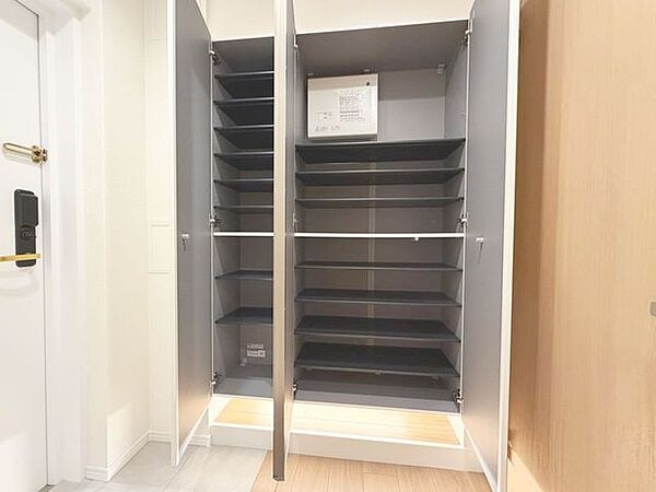 「玄関」家の中でお客様を迎える最初の場所である玄関。豊富な玄関収納で、常に綺麗に保つことが出来ます。