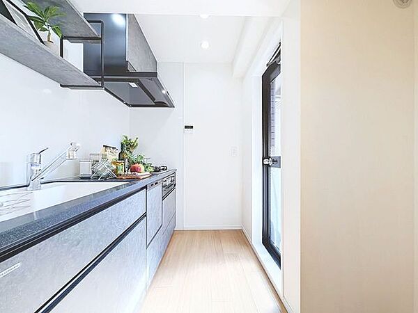 「機能的な収納が豊富なキッチン」効率よくお料理ができるコンロ・収納を完備したシステムキッチン。確かな機能性を実感頂けます。