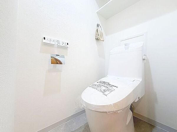 「温水洗浄便座付きトイレ」トイレは快適な温水洗浄便座付です。清潔感のあるホワイトで統一しました。いつも清潔な空間であって頂けるよう配慮された造りです。