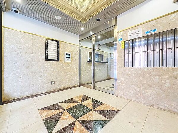 「エントランス」マンションのエントランスなど共有部分は、清掃が行き届いており、キレイな状態です。管理体制がしっかりしているからこそ。