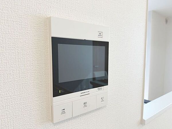 「見える安心・TVモニター付きインターホン」誰が来てもわかる様にモニター付きインターホンを設置。家事導線を考慮した個所に設置し、防犯性と利便性に優れ快適と安らぎを合わせた優しい設計。