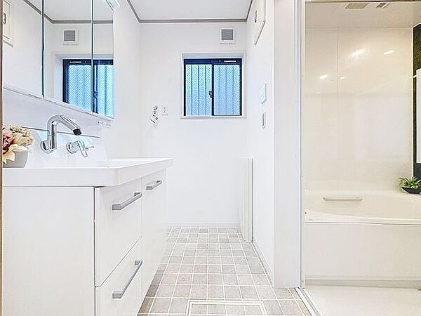 「窓あり×洗面所」湿気の多くなりやすい洗面所も、窓があることで換気が可能なので気持ちよくお使い頂けます。