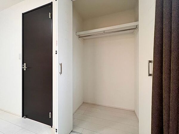 「ウォークインクローゼット」たっぷりと荷物が入るよう、ウォークインクローゼットを完備いたしました。
