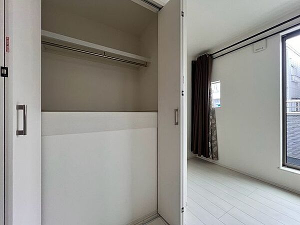 「収納」居室にはクローゼットを完備し、自由度の高い家具の配置が叶うシンプルな空間です。お子様の成長と必要になる子供部屋を与えるにはぴったりの間取りですね。