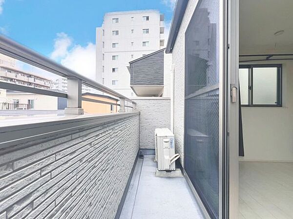 「バルコニー」大きな空に囲まれた気持ちのいい住まい。バルコニーを覗くだけで圧倒的な開放感に包まれます。