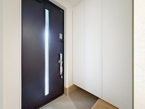 「玄関」家の中でお客様を迎える最初の場所である玄関。豊富な玄関収納で、常に綺麗に保つことが出来ます。