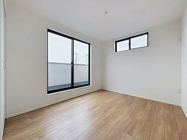 「2面採光の居室」居室に窓が2ヶ所あるので、明るさの確保と、風の通り道ができることで換気のしやすいお家になっています。