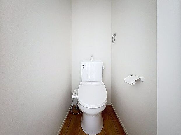 「温水洗浄便座付きトイレ」トイレは快適な温水洗浄便座付です。清潔感のあるホワイトで統一しました。いつも清潔な空間であって頂けるよう配慮された造りです。