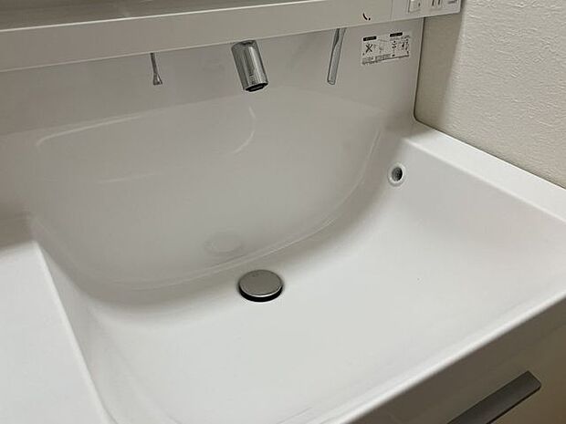 「洗面台」シンプルだからこそ使いやすい。スタンダードなデザインの洗面ボウルは清潔感あるオフホワイトです。