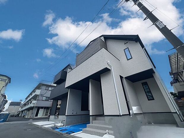 「外観」ナチュラルな色使いとスタイリッシュなフォルムで存在感を漂わせる街並み。都会的な外観と、雰囲気のある街並みがマッチし、新生活の情景を生み出します。