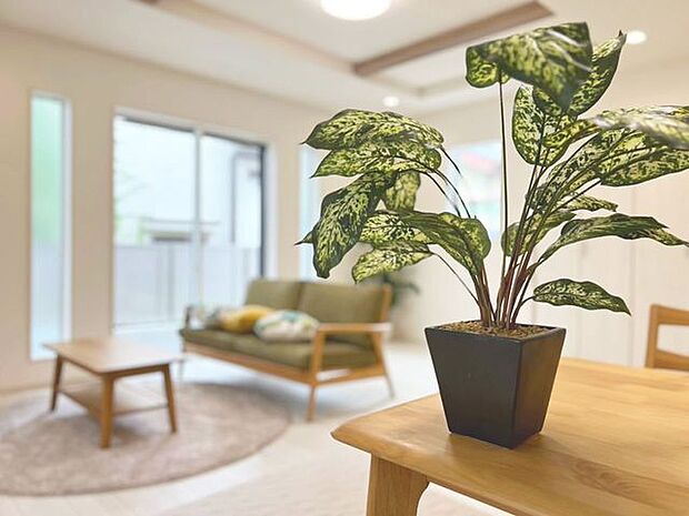 「ダイニング」ホワイトクロス×濃いカラーのフローリングをコーディネートした室内。シンプルな室内デザインなので、よりインテリアが映えます。
