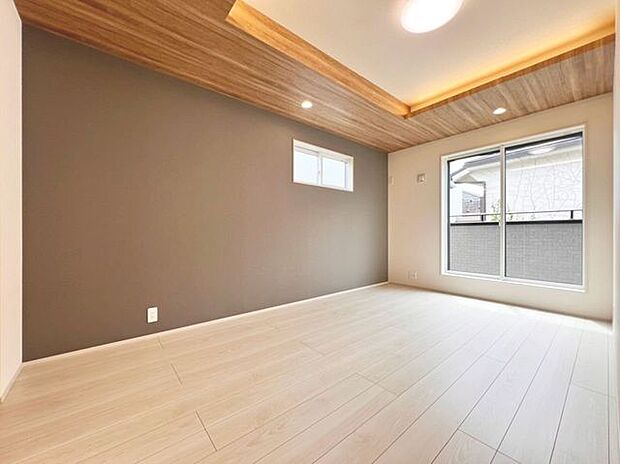 「バルコニーに面した居室」主寝室は十分な広さに加えて、快適に目覚められるよう、大きな採光窓を設けました。